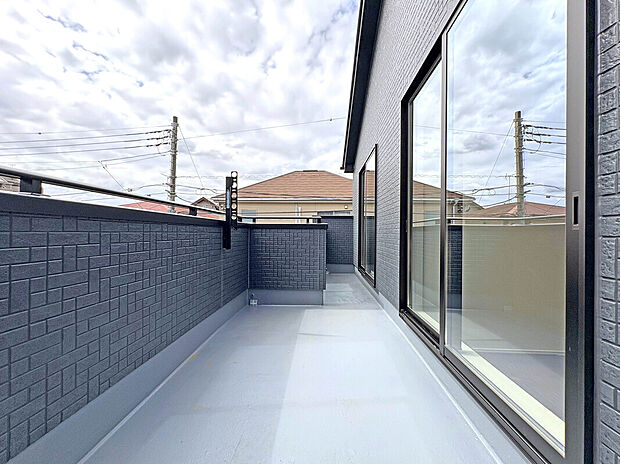 【【Balcony】】南向きで陽当り良好のバルコニー。心地よい陽光差し込む住まい。