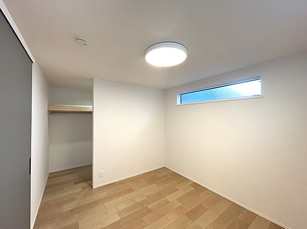 【【Room】】全居室に収納スペースが備わっており、洋服や普段使わないような物を置いておくことで、居室を広くキレイに利用可能にします。