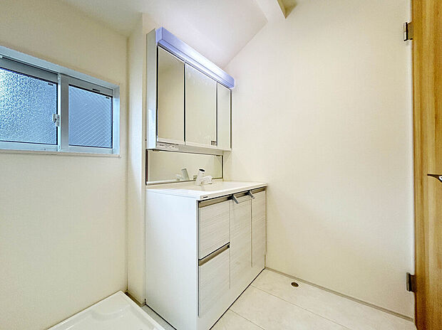 【【Wash Room】】機能美とデザイン性を両立させた3面境仕上げの洗面化粧台。視覚的に広がり感を持たせるだけでなく、機能的にも優れています。