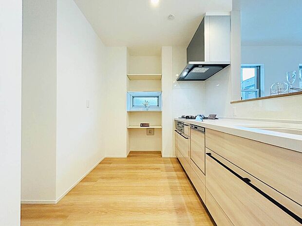 【【施工例:Kitchen】】開放感あるカフェスタイルのおしゃれなフルオープンキッチン採用!リビング全体が見渡せられるので、子供の様子を見ながら、家族との会話を楽しみながら料理ができます!