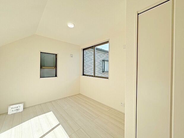 【【Room：6.25帖】】収納が2か所備わった居室。洋服や荷物を置くことができ、収納豊富で、居室を広くキレイに保つことができます。