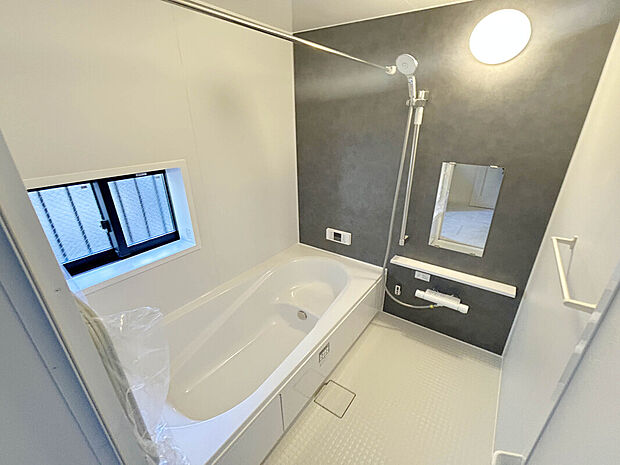 【【Bath Room】】浴室暖房換気乾燥機付きバスルーム。冬の時期でも浴室内を暖かくでき、ヒートショックの防止にも繋がります!