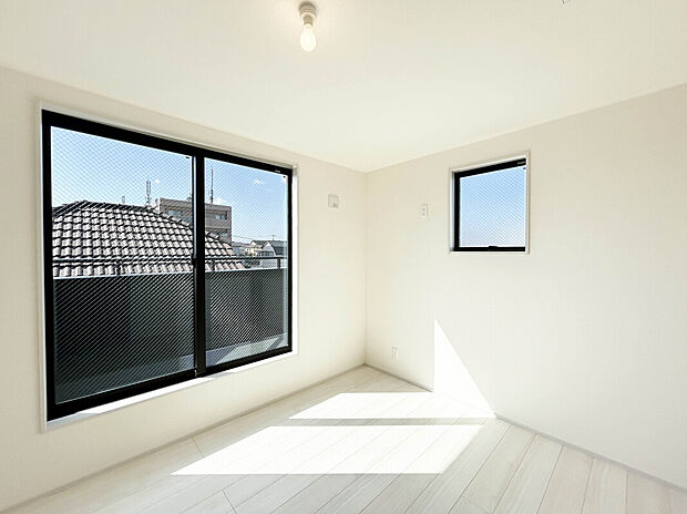 【【Room:5.38帖】】南向きのバルコニーに面した居室は採光口が広く日当たり良好。