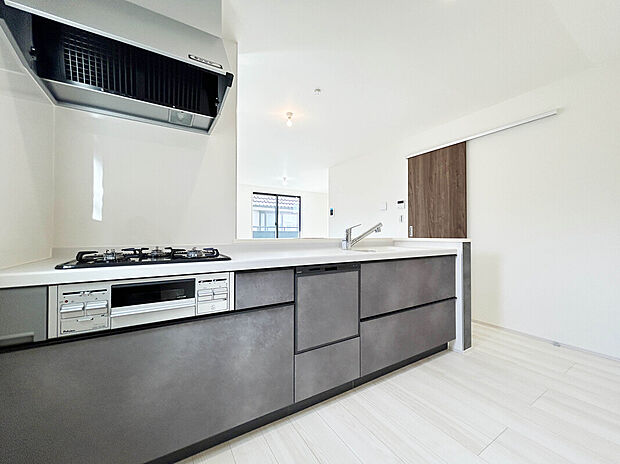 【【Kitchen】】あると便利な食洗器搭載キッチン。手洗いの時間や労力を大幅に削減でき、家事の効率化が図れ、空いた時間に他の作業やのんびり家族との時間が増えます。