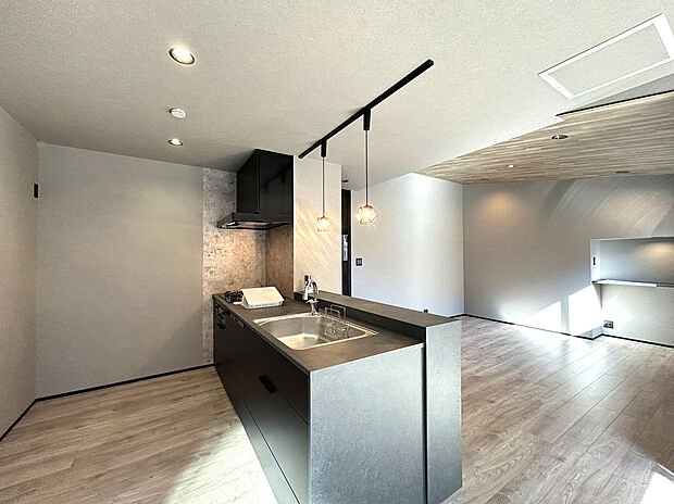 【【Kitchen】】リビングを見渡せるカウンターキッチン設計によって、リビングに居る家族と会話をしながら作業が可能となっています。