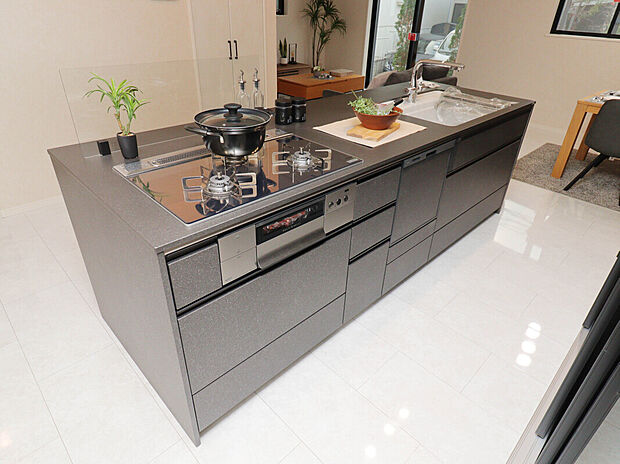 【【Kitchen】】食洗機付きアイランドキッチン。浄水機能付きタッチレス水栓で汚れた手でも水栓に触れることなく快適に作業が出来ます。