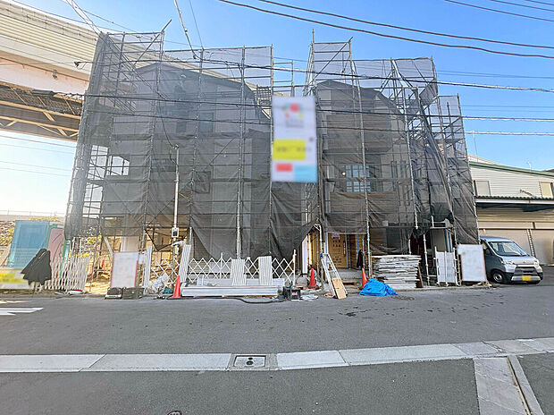 【【【外観:12月中旬撮影】】LDKは全棟広々19帖以上、さらにリビング階段設計、カウンターキッチン、水廻り集約設計を採用。暮らしやすさを追及した造りとなっています。