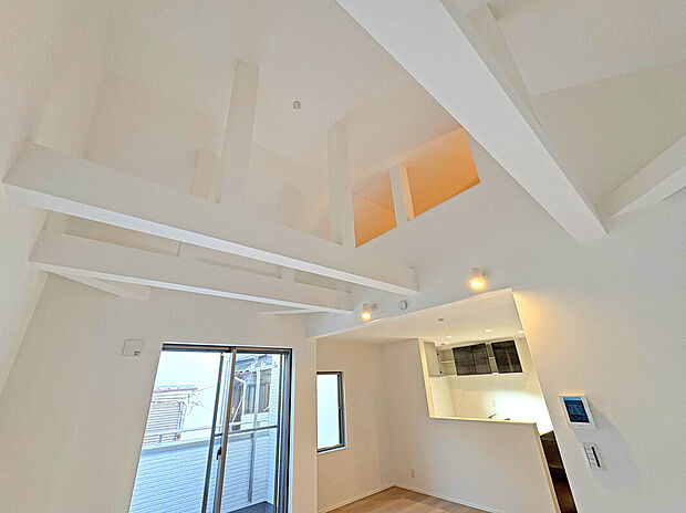 【【LDK：17帖】】家の空間を効率的に活用でき、収納力を大幅にアップさせることができる小屋裏収納。限られた住宅面積を最大限に活用したい人にとって、非常に役立ちます。