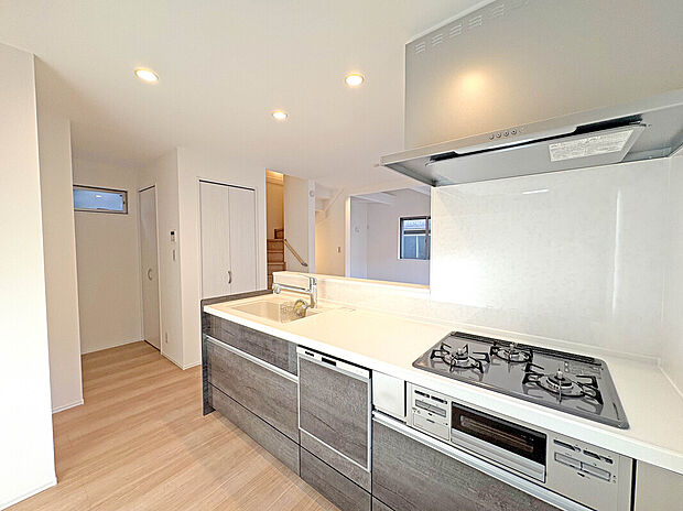 【【Kitchen】】あると便利な食洗器搭載キッチン。手洗いの時間や労力を大幅に削減でき、家事の効率化が図れ、空いた時間に他の作業やのんびり家族との時間が増えます。