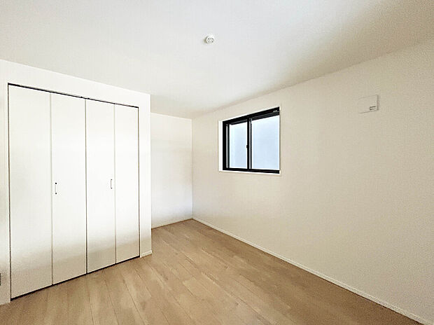 【【Room:5.6帖】】全居室収納付き。収納を活用することでより広く快適な住空間を保つことが可能です。