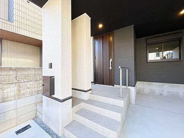【【Entrance】】ビルトインガレージにアクセスしやすい造りの玄関で悪天候でも快適にお車まで移動することが可能です。