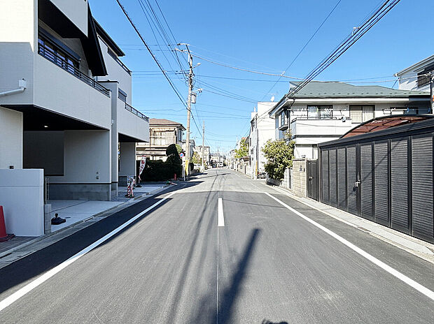 【【前面道路】】コンビニ徒歩4分、スーパー・ドラッグストアが徒歩11分に点在している暮らしやすい環境。保育園~中学校までの教育施設が徒歩9分圏内と子育て世帯でも暮らしやすい住環境!