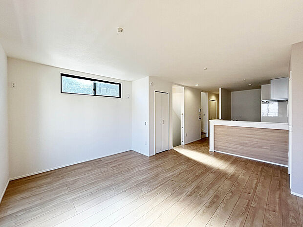 【【LDK:18.5帖】】リビング階段とカウンターキッチンで家族間のコミュニケーションが増えやすい造り。