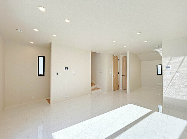 【【LDK：5号棟】】スーパーやコンビニなど商業施設は徒歩10分圏内にあり、日々のお買い物や休日のまとめ買いなども行き来しやすい距離で便利な住環境です。