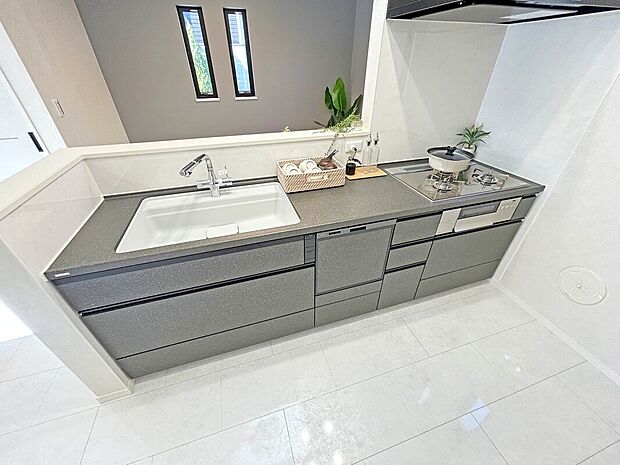 【【Kitchen】】あると便利な食洗器搭載キッチン。手洗いの時間や労力を大幅に削減でき、家事の効率化が図れ、空いた時間に他の作業やのんびり家族との時間が増えます。