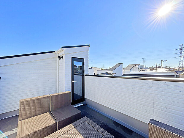 【【屋上テラス】】大きくとられたスペースで洗濯物はもちろん、ご家族やご友人などで花火やBBQも楽しむことが出来ます。