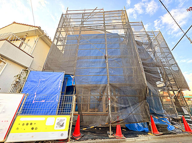 【【外観：12月中旬撮影】】カースペースが2台分確保されたゆとりある敷地。車通りは多くないため、駐車がスムーズにしやすい立地。