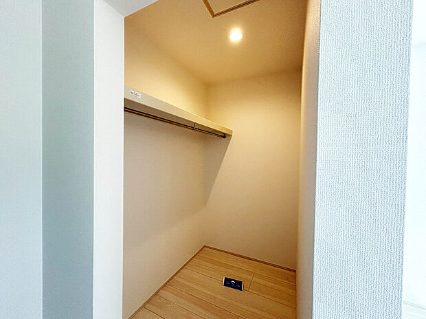 【【ウォークインクローゼット】】スペースが確保されているため、アイテムごとに収納を分けて整理することができます。
棚やハンガーパイプ、引き出しを配置することで、衣類や小物を見やすく、取り出しやすくできます。