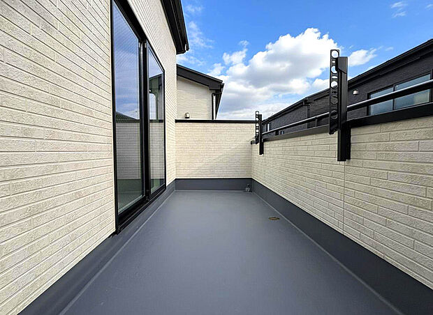 【【Wide Balcony】】通常のバルコニーよりも広さがあるので、洗濯物を多く干せるだけでなく、花や観葉植物（ガーデニング）、家庭菜園なども楽しむことも可能。
