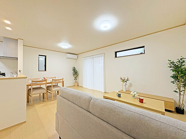 【【LDK:16帖】】家具を置いてもゆとりある広さのリビング。
2面採光で陽当たり・通風良好で温かみのある空間。
