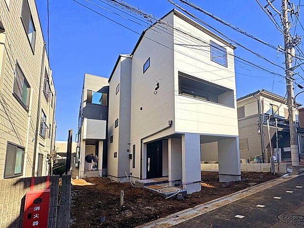 【【外観:1月上旬撮影】】2階リビング仕様でプライバシー性が守りやすく、南向きで陽当たり・通風良好!くつろぎ空間を創ります。