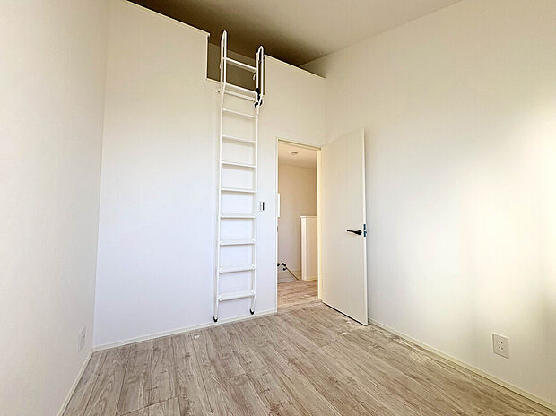 【【Room:4.1帖】】天井が高い家や空間を無駄にせずに収納を増やすために非常に有効なロフト。通気性が良く、湿気が少ない状態で収納ができ、収納力が高く、部屋をすっきりと保つことが可能。
