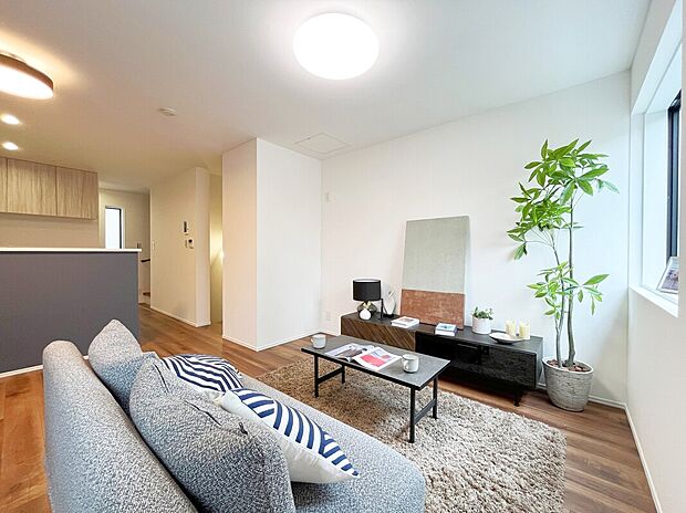 【【施工例:LDK】】スーパー徒歩4分、コンビニ徒歩2分と毎日利用しやすい徒歩圏内に買い物施設が点在している暮らしやすい環境。