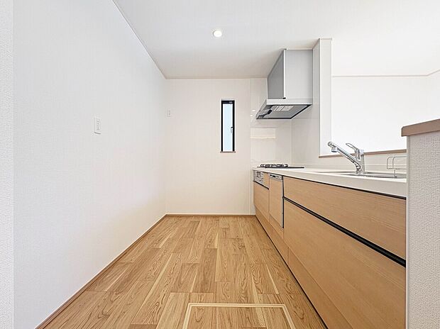 【【Kitchen】】開放感あるカフェスタイルのおしゃれなフルオープンキッチン採用!リビング全体が見渡せられるので、子供の様子を見ながら、家族との会話を楽しみながら料理ができます!