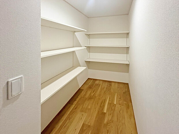 【【Pantry】】常温保存が可能な食料品や調味料、食器、消耗品、日用品などをストックしておくことができます。また、収納スペースが確保できることで、キッチン周りが散らからず、使いやすい環境を保てます。