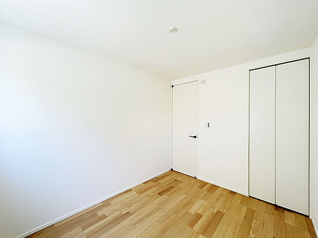 【【施工例:Room】】全居室に窓が付いているので、空間に圧迫感や閉塞感もなく快適にお過ごしいただけます。