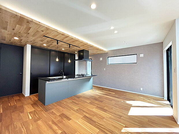 【【施工例:LDK】】全棟がLDK20帖超の広々としたリビングルーム。高いデザイン性・機能性を備えたアイランドキッチンが生活感を抑えつつ、家族で暮らしやすい空間を創り出します。