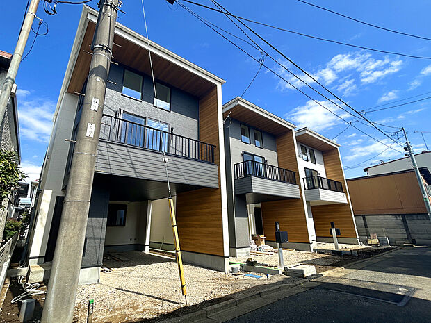 【【外観：3月上旬撮影】】ロフト収納や全居室に収納スペースが備わっており、収納豊富なプランでスッキリと見せてくれます。