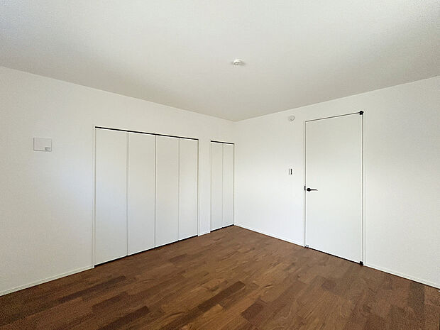 【【Room：1号棟】】ロフト収納や全居室に収納スペースが備わっており、収納豊富なプランでスッキリと見せてくれます。