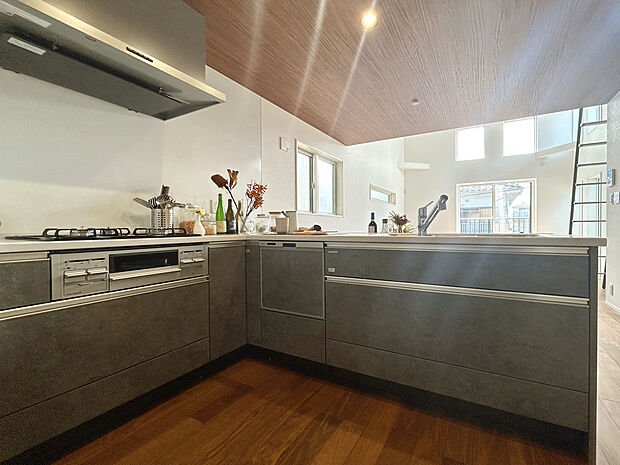 【【Kitchen：1号棟】】日中の太陽光を取り入れやすいため、部屋が暖かくなり、暖房の使用が減る可能性があります。エネルギー効率が向上することで、光熱費の節約にもなります。