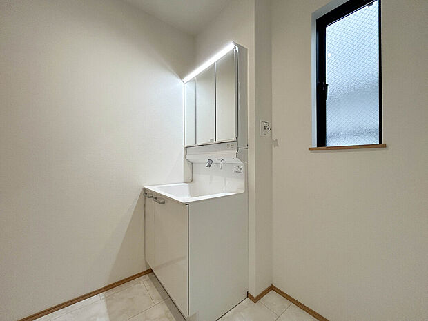 【【Wash Room】】機能美とデザイン性を両立させた3面鏡付の洗面化粧台。視覚的に広がり感を持たせるだけでなく、機能的にも優れています。