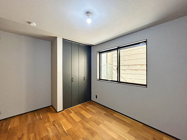 【【Room:5.5帖】】1階には7.5帖の主寝室と4.7帖の洋室に加え、5.5帖のDEN(多目的スペース)を配置。書斎や在宅ワークスペース、趣味部屋、将来的には子どもの成長に合わせて活用方法は様々。