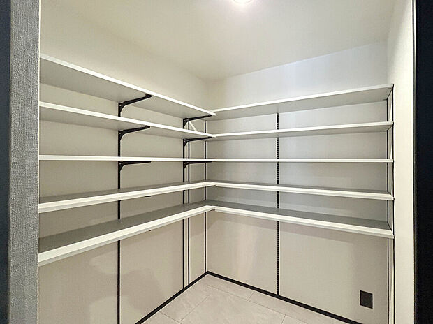 【【Pantry】】常温保存食品や日用品のストックを収納することが出来ます。一カ所に収納しておけることで管理が楽になり、無駄買いや在庫切れを防止出来ます。
