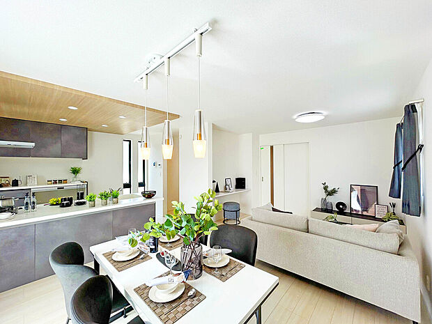 【【建物プラン例:LDK】】「設計住宅性能評価書」「建設住宅性能評価書」の取得を前提としたプランニングで安心して暮らせる住まい。
建物参考価格:2003万円