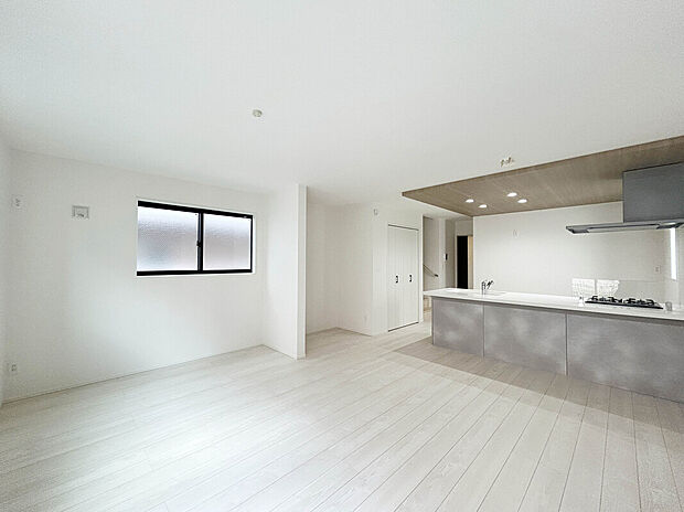 【【床暖房】】リビングに床暖房が標準設備しているため、冬場の寒い時期でも足元から温まることが出来ます。埃が舞う心配も減り、小さなお子様も安心して過ごすことが出来ます。