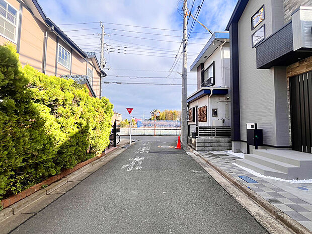 【【前面道路】】「三鷹市立北野公園」まで徒歩4分。緑豊かで四季折々の自然を感じられる立地。