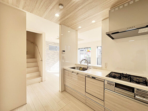 【【Kitchen】】リビングに居る家族と会話しながらの作業が可能がカウンターキッチン。食洗機付きで作業時間の短縮も叶います。