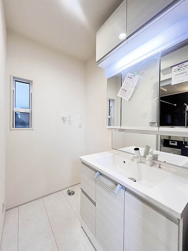 【【Wash Room】】機能美とデザイン性を両立させた3面鏡付の洗面化粧台。視覚的に広がり感を持たせるだけでなく、機能的にも優れています。