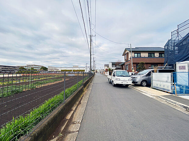 【【前面道路】】保育園徒歩5分、幼稚園徒歩7分、小学校徒歩7分と教育施設が送り迎えしやすく通学も安心の徒歩圏内に点在。