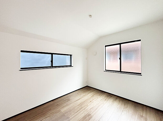 【【Room 6帖:2号棟】】全棟が全居室収納付きなので、個人の空間も収納を活用することでより広く快適に保つことが可能です。