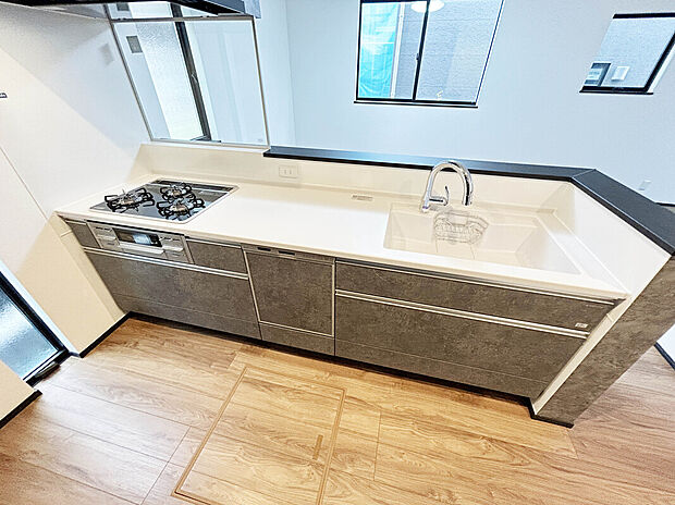 【【Kitchen】】あると便利な食洗器搭載キッチン。手洗いの時間や労力を大幅に削減でき、家事の効率化が図れ、空いた時間に他の作業やのんびり家族との時間が増えます。