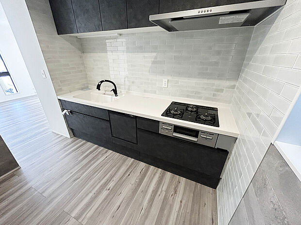 【【Kitchen】】あると便利な食洗器搭載キッチン。手洗いの時間や労力を大幅に削減でき、家事の効率化が図れ、空いた時間に他の作業やのんびり家族との時間が増えます。