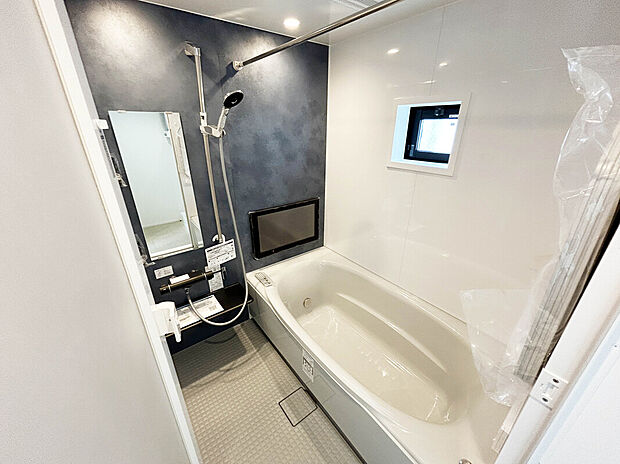 【【Bath Room】】1坪タイプのバスルーム。足を伸ばしてゆったりと浸かれるのはもちろん、洗い場も広さがあるので立ったりしゃがんだりする動作もスムーズに行えます。