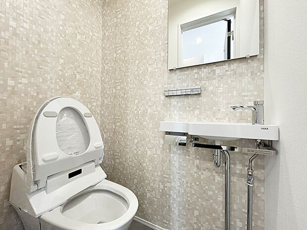 【【Toilet】】トイレには、コンパクトな手洗いカウンターが設けられています。すっきりとしたデザインで見た目にも広さとゆとりを感じることができます。