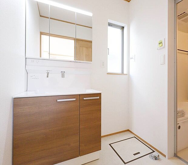 【【施工例：Wash Room】】機能美とデザイン性を両立させた3面鏡付の洗面化粧台。視覚的に広がり感を持たせるだけでなく、機能的にも優れています。