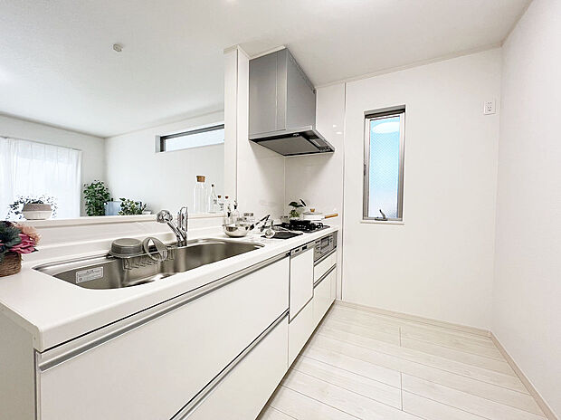 【【施工例：Kitchen】】あると便利な食洗器搭載キッチン。手洗いの時間や労力を大幅に削減でき、家事の効率化が図れ、空いた時間に他の作業やのんびり家族との時間が増えます。